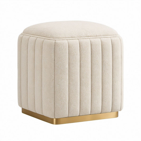 Quadratischer Hocker in Cremeweiß mit Bouclé-Bezug und goldfarbenem Edelstahlsockel, 45 x 45 x 45 cm